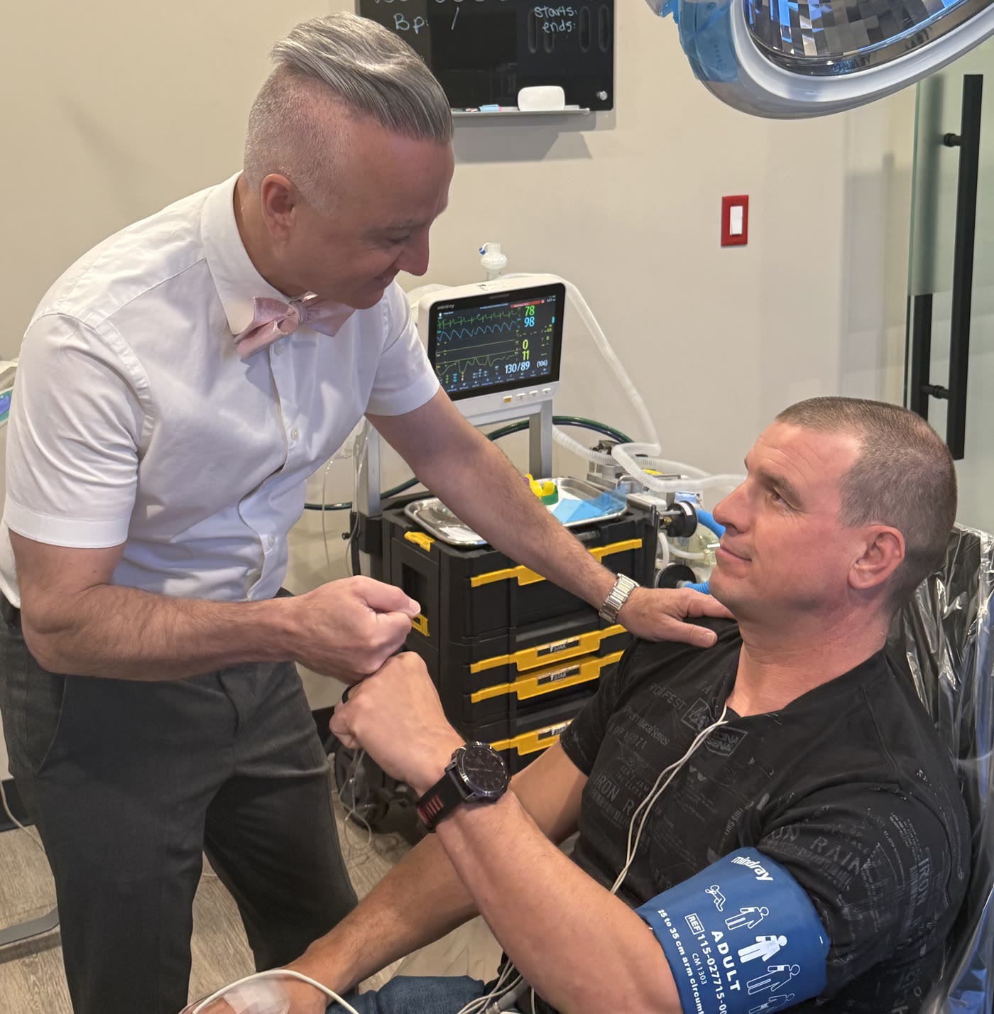 Dr. Joe Mehranfar encouraging a patient in the treatment chair at Aria Dental Implant Center in Phoenix
